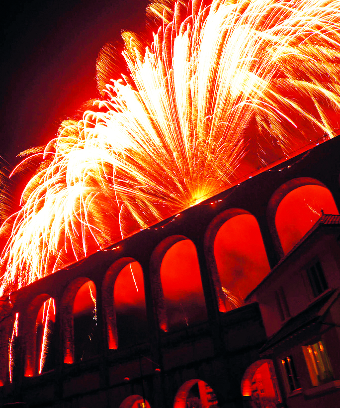 Photo du spectacle pyrotechnique sur l'Aqueduc de Cachan